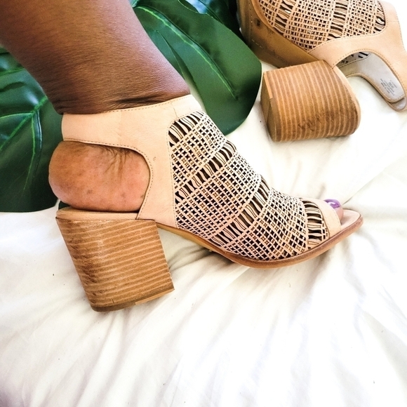 Vince camuto Keannie open toe booties block heel size 9.5 - Picture 2 of 13